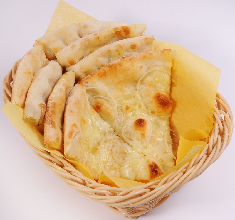 Пицца с песто и моцареллой