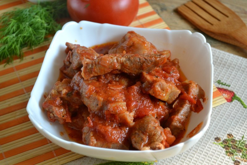 Гуляш из свинины с подливкой