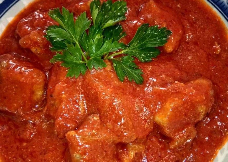 Гуляш из говядины с подливкой и картофельным пюре