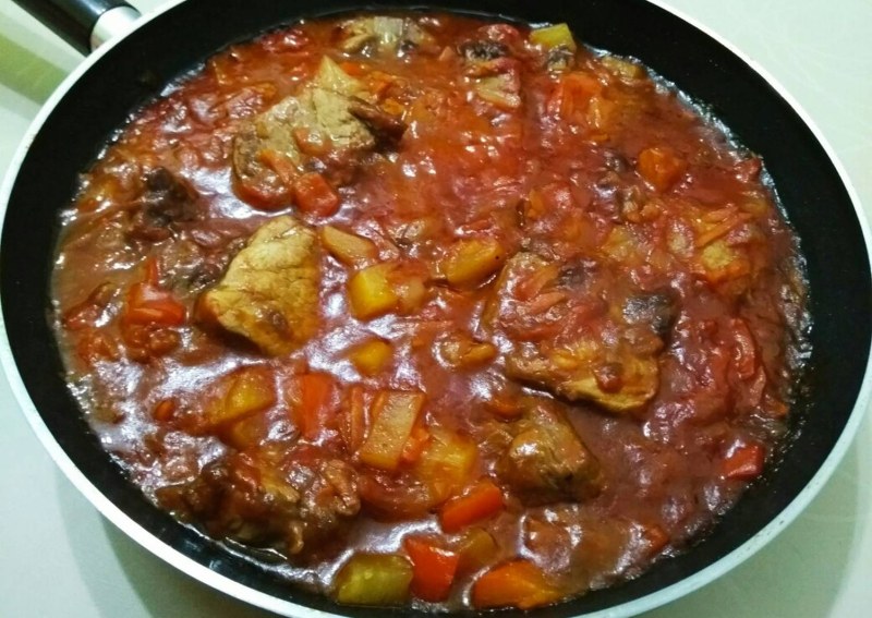 Гуляш говяжий с томатным соусом
