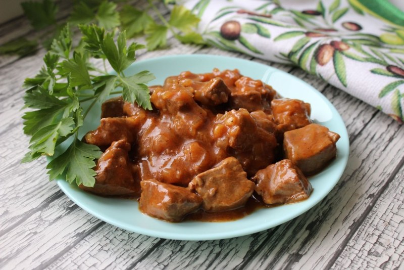 Тушёное мясо с подливкой