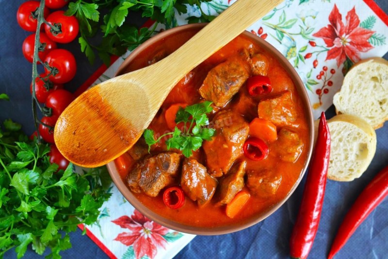 Мясо с подливкой на сковороде
