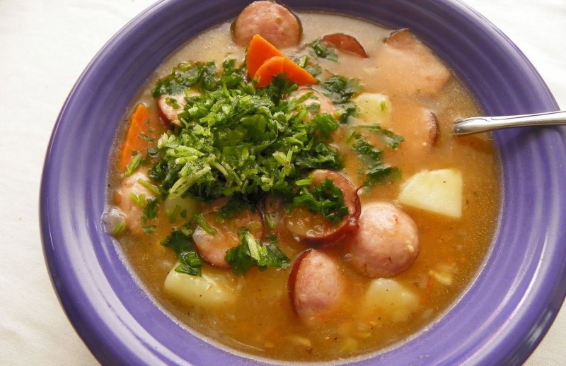 Томатный суп с фасолью и колбасками