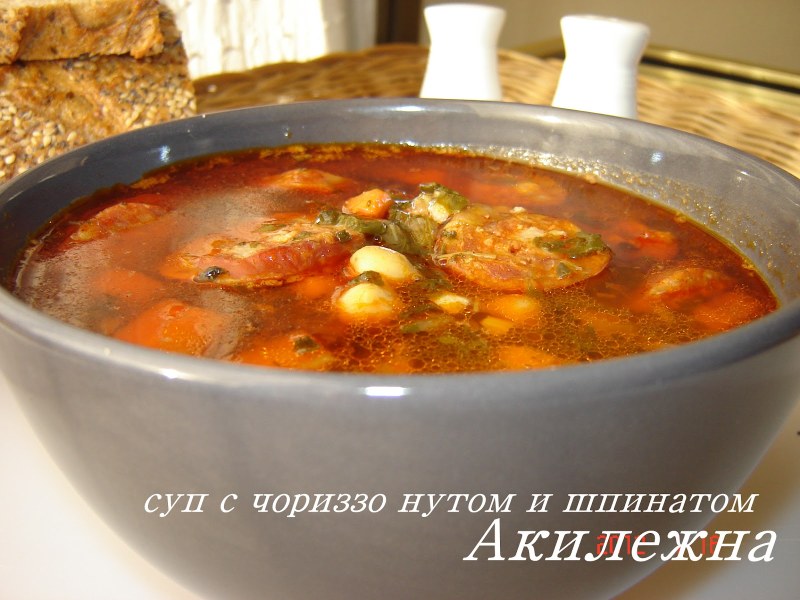 Чечевичный суп с копченой колбасой