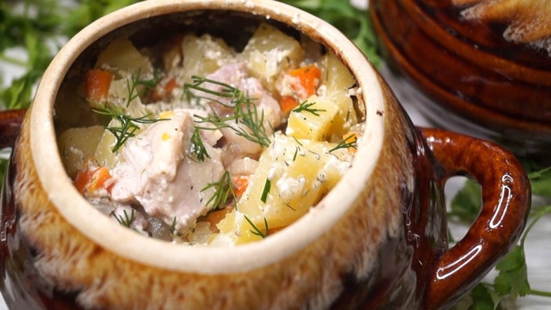 Куриные сердечки в горшочках с картошкой
