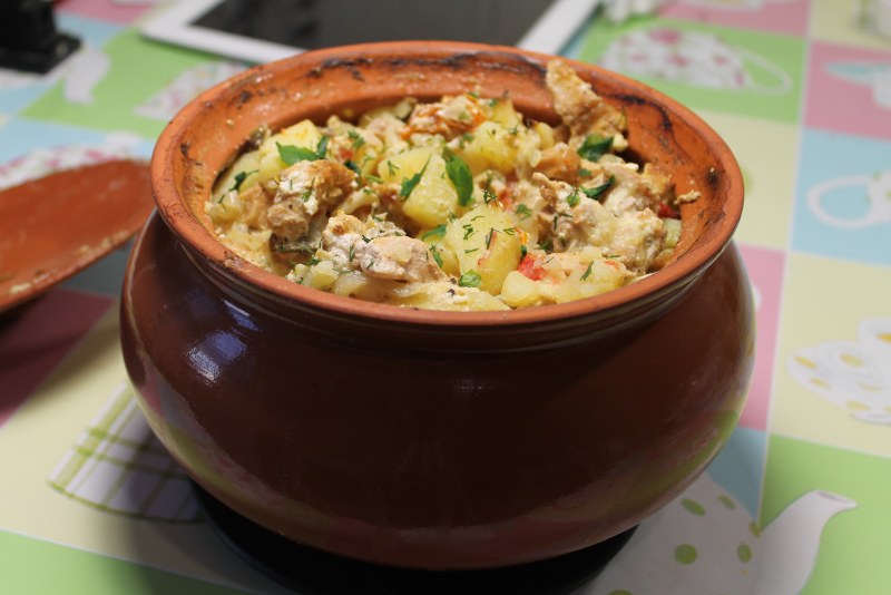 Жаркое в горшочках с курицей