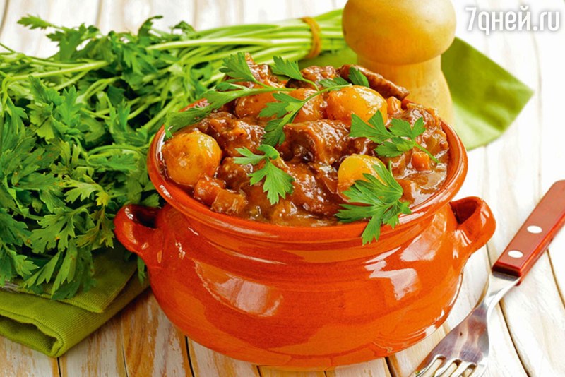 Жаркое из свинины с картошкой в горшочках