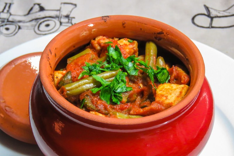 Овощное рагу с мясом в горшочке