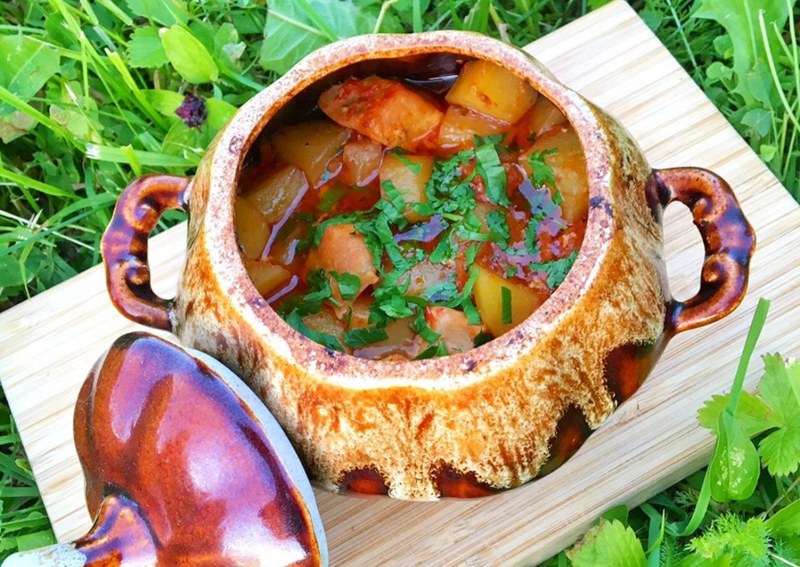 Тушеная картошка в горшочках