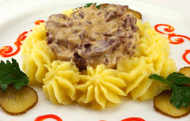 Бефстроганов из говядины с картофельным пюре