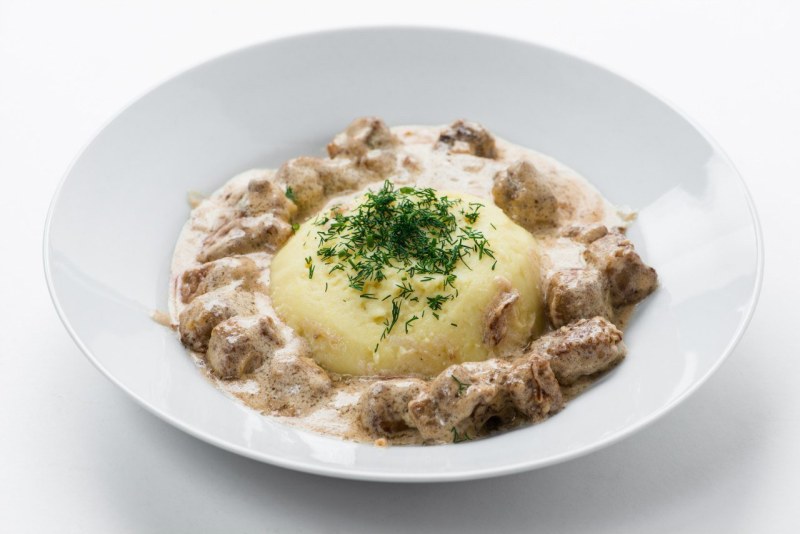 Бефстроганов с белыми грибами и картофельным пюре