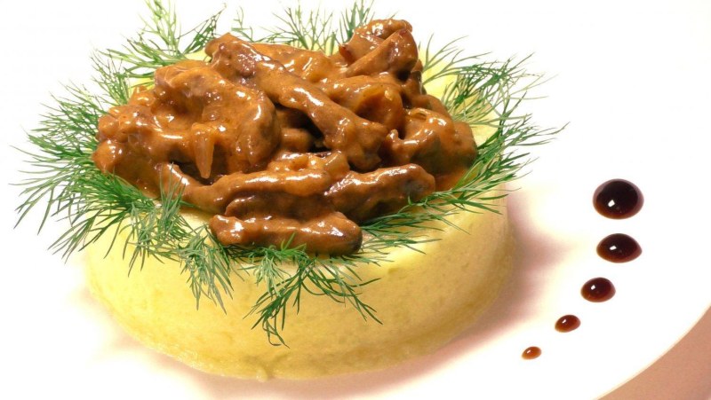 Пюре с куриным бефстроганов