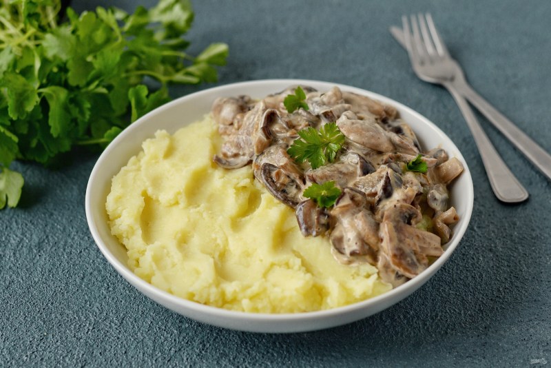Бефстроганов с грибами и картофельным пюре