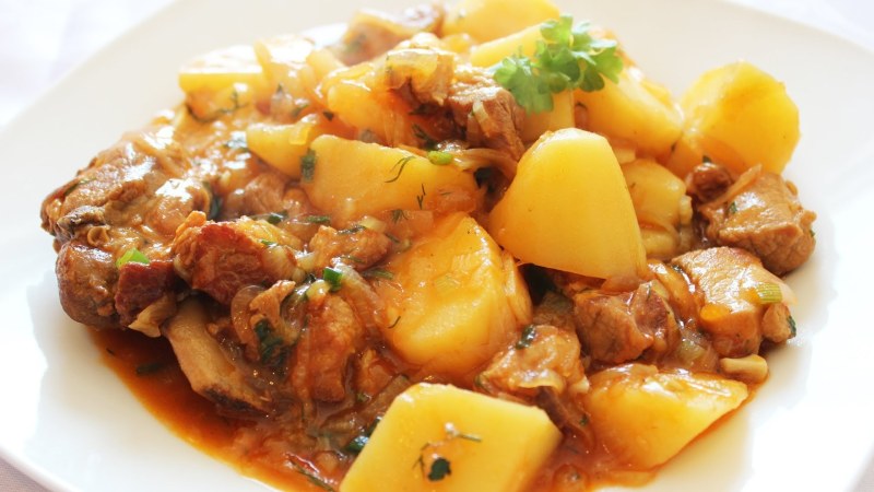Картошка тушеная с сосисками