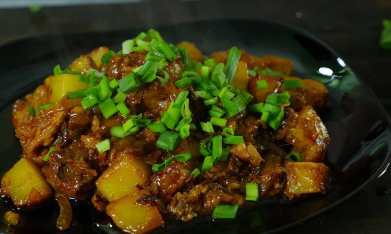 Мясо тушеное с овощами на сковороде