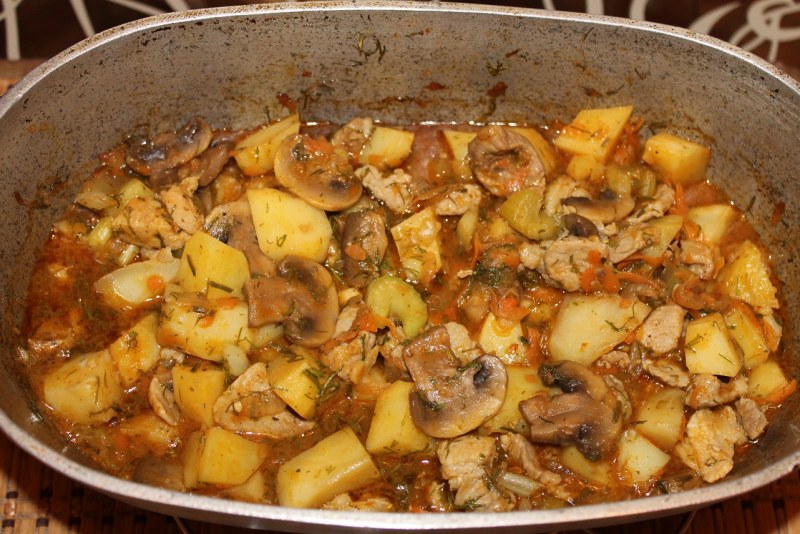 Макароны по-флотски с тушенкой на сковороде