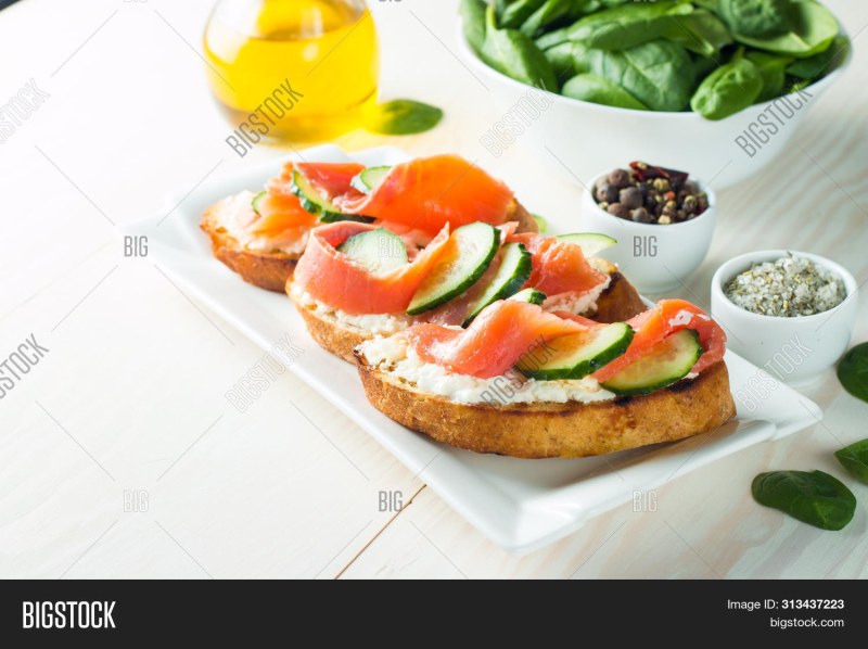 Брускетта с красной рыбой и огурцом