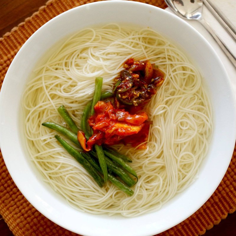 Курица в соусе терияки с овощами и лапшой