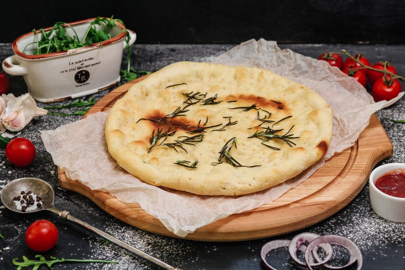 Фокачча украшенная овощами