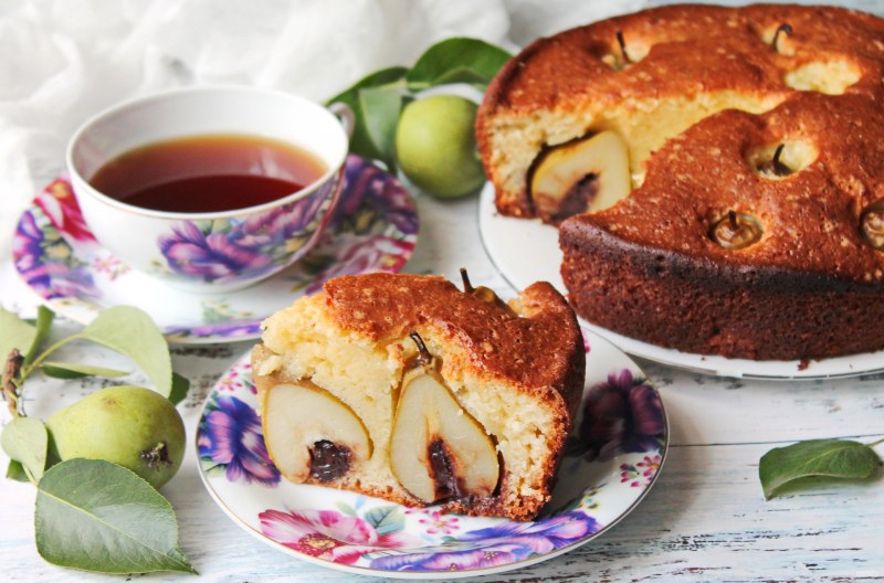 Пирог с целыми грушами и шоколадом