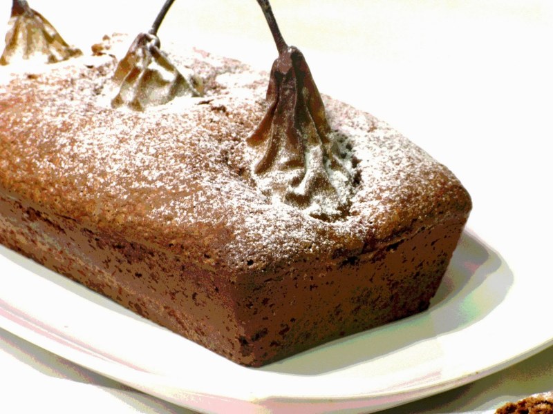 Шоколадный кекс с цельной грушей