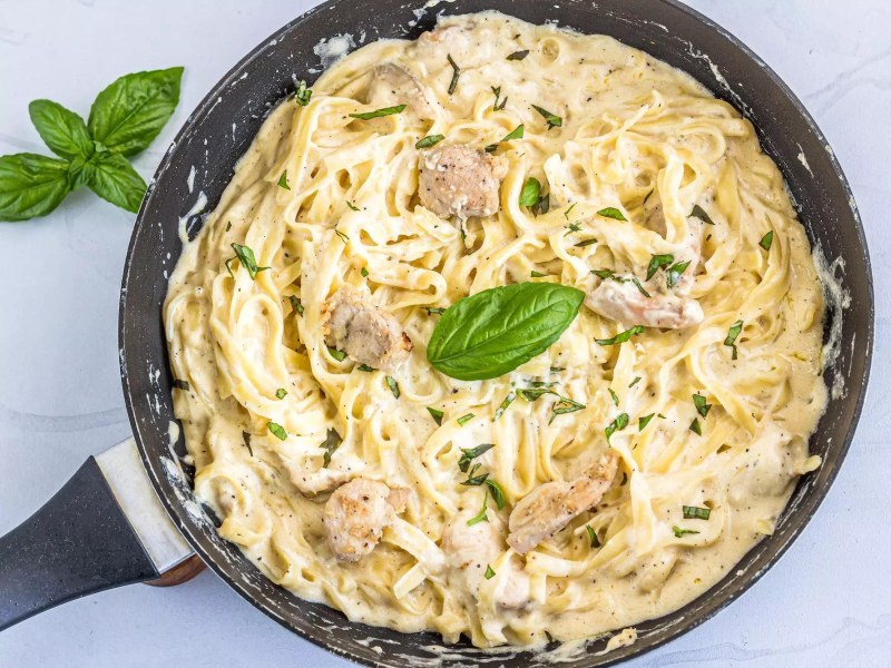 Фетучини с курицей и грибами в сливочном