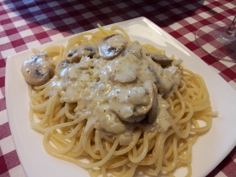 Макароны с курицей и грибами в сливочном соусе