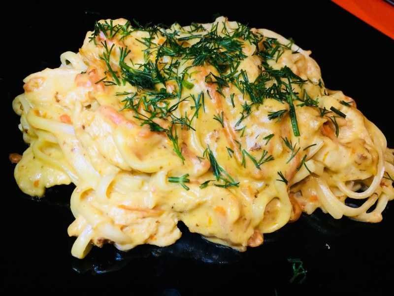 Широкая лапша и курица в сливочном соусе