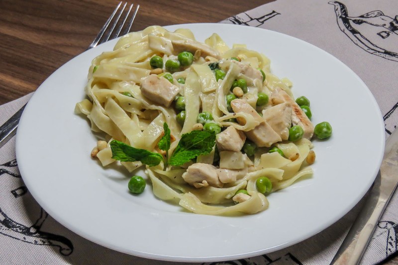 Паста с филе курицы в сливочном соусе