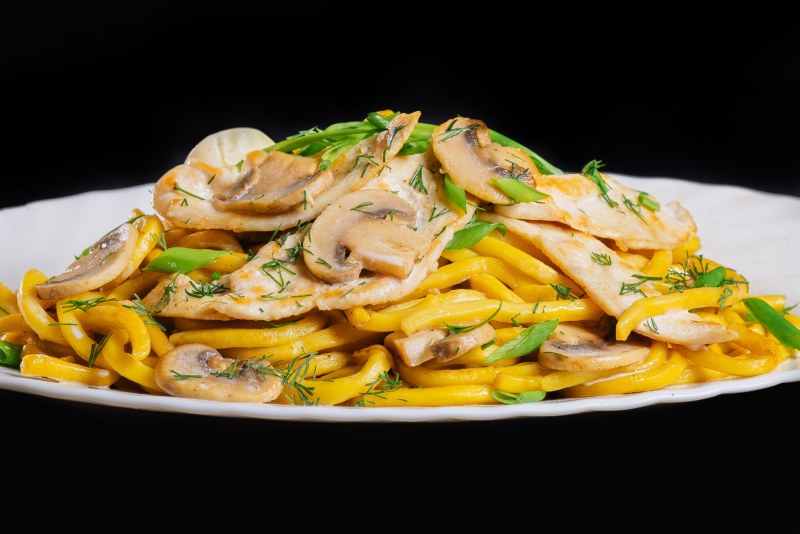 Макароны с курицей