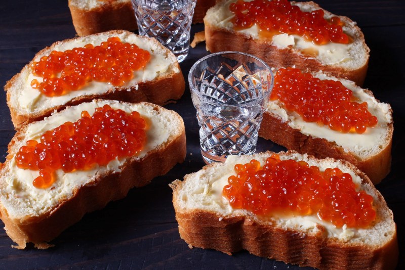 Бутерброды с красной и черной икрой