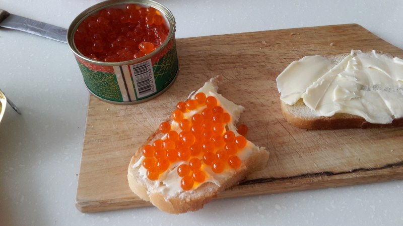 Хлеб с маслом и икрой