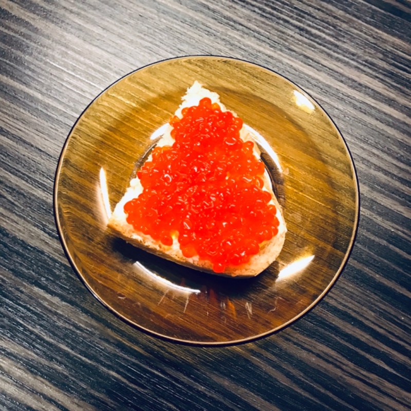 Красная икра на столе