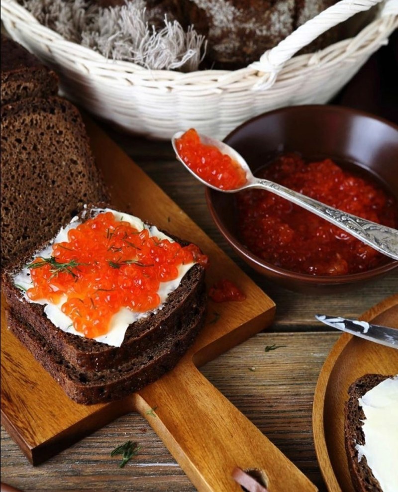 Круассан с красной икрой