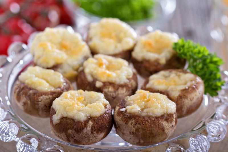 Фаршированные шампиньоны в духовке с сыром