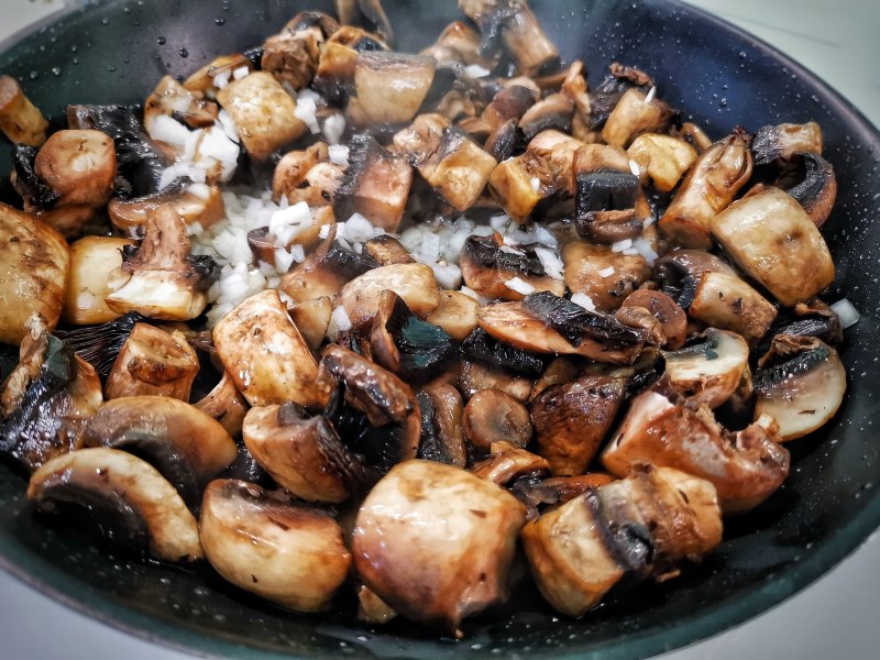 Курица с грибами и ананасами