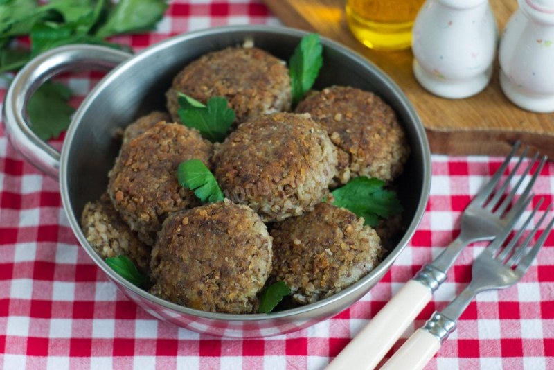 Котлеты из фарша с фасолью