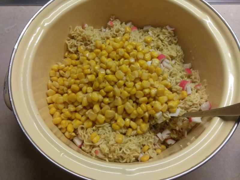 Салат с сосисками и кукурузой