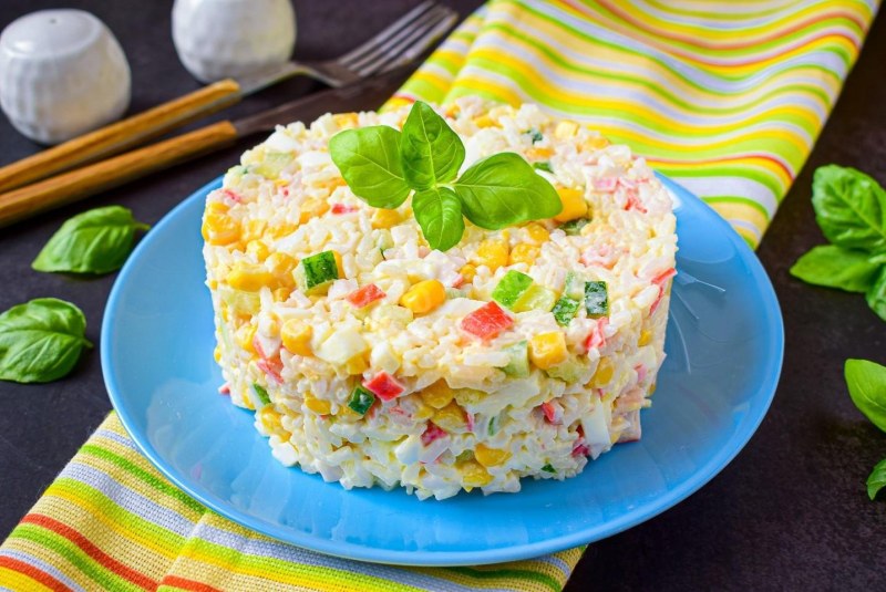 Салат из крабовых палочек с кукурузой