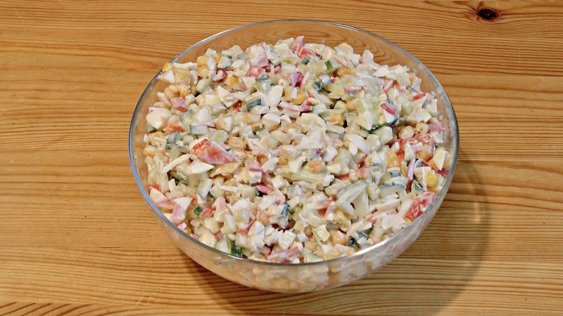 Салат крабовый с кукурузой
