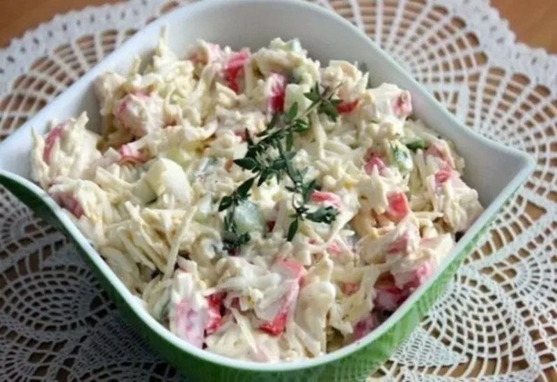 Салат Русалочка с крабовыми палочками и плавленным