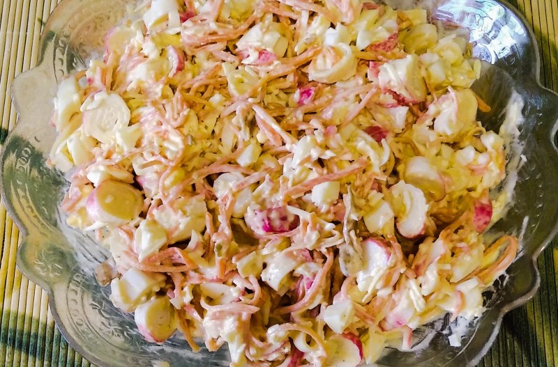 Салат с корейской морковью и крабовыми палочками