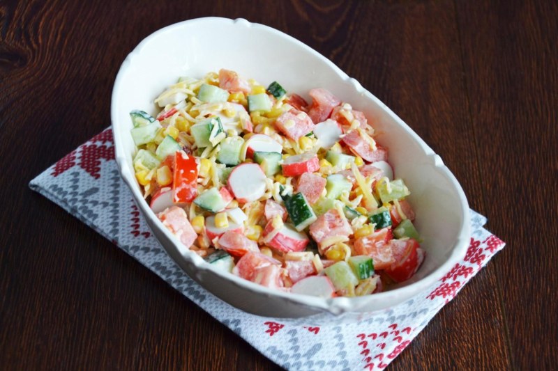 Салат с крабовыми палочками и кукурузой и яйцом и рисом