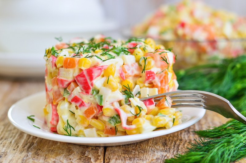 Салат с креветками и крабовыми палочками и кукурузой