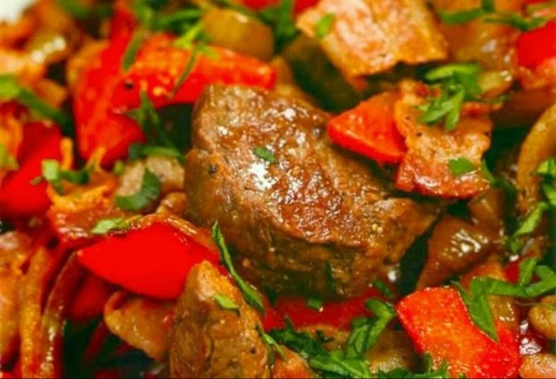 Мясо, тушеное с шампиньонами и сладким перцем