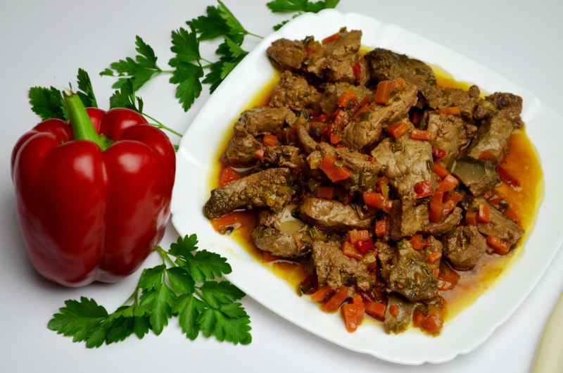 Говяжья печень тушеная с овощами