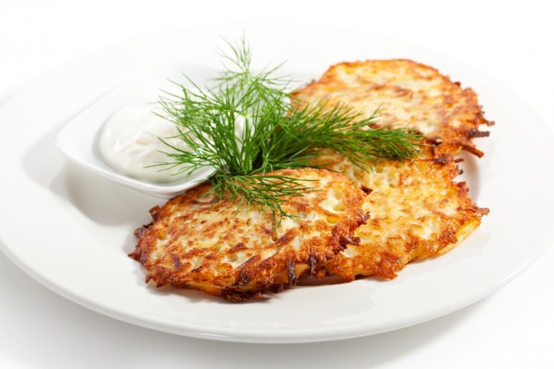 Драники картофельные на тарелке