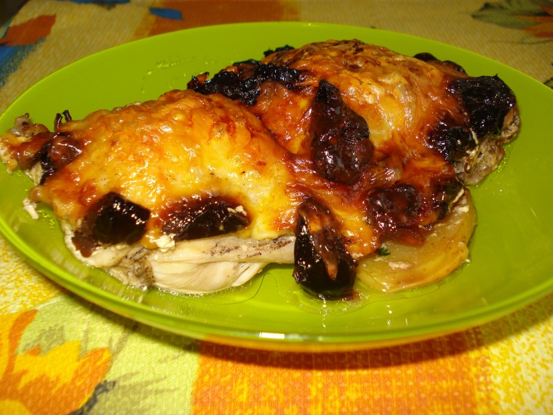Куриный рулет с черносливом и курагой