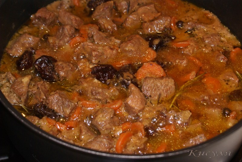 Куриный рулет с грибами черносливом в духовке