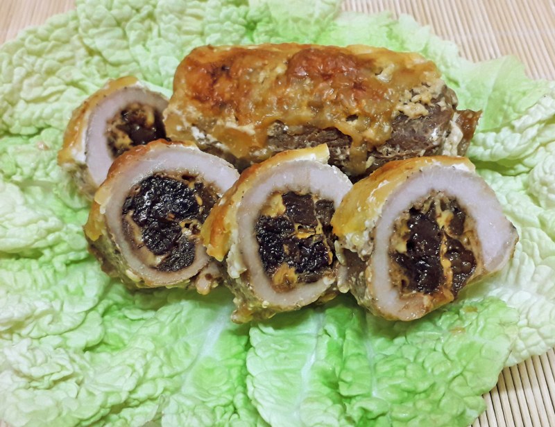 Свинина с яблоками и черносливом